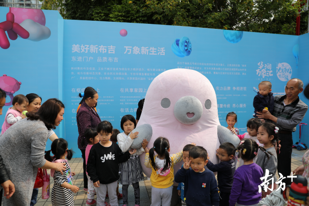 想要和萌萌噠的“鴨梨哥”見面嗎？快來布吉雕塑公益巡展吧